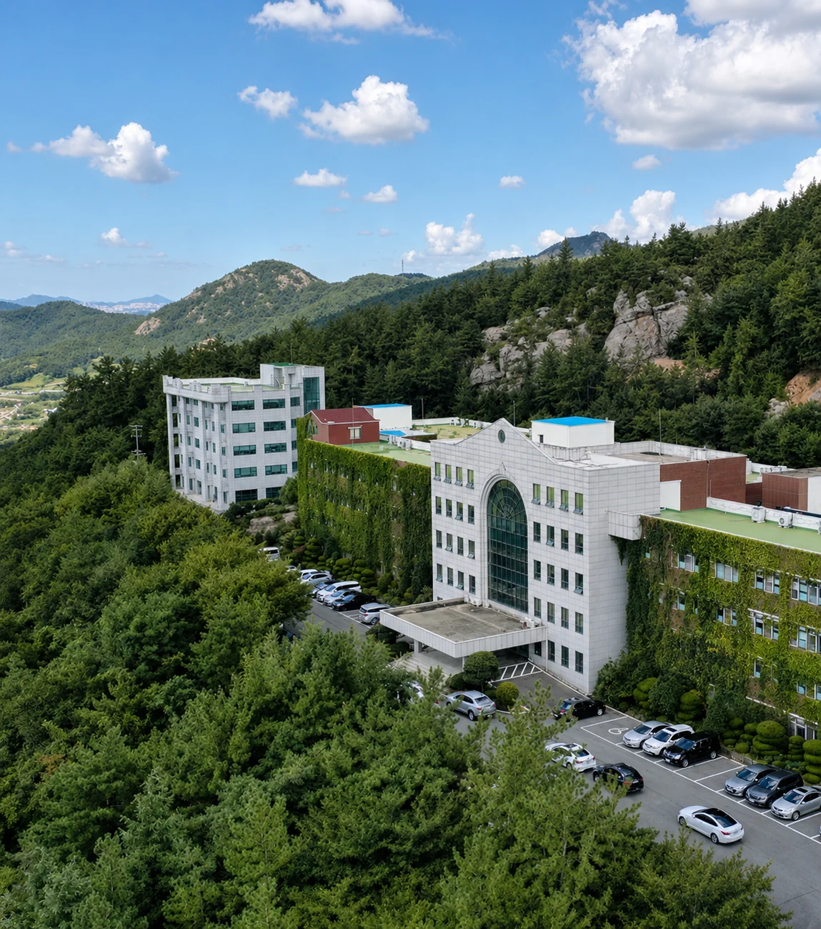 산자락에 자리한 동아보건대학교 캠퍼스 전경