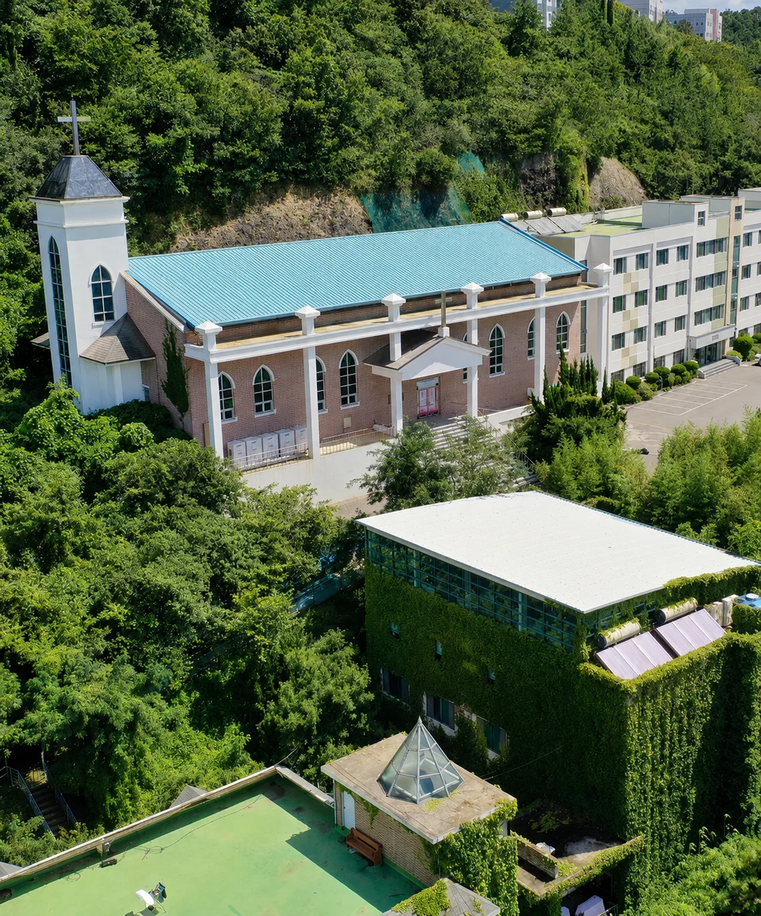 동아보건대학교 캠퍼스 채플과 건물