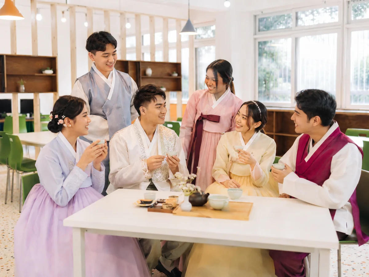 한복을 입고 전통 다도를 체험하는 유학생들